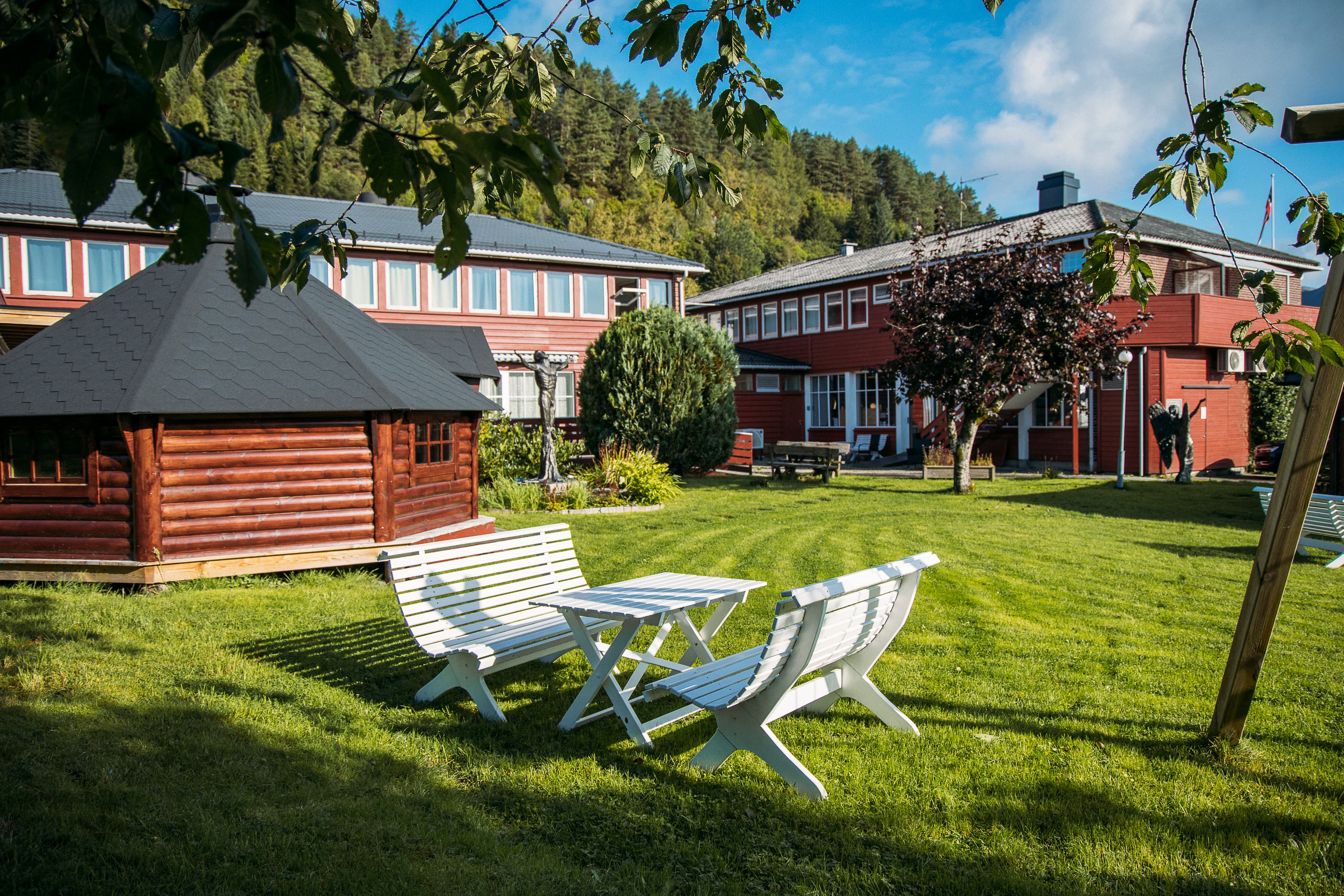 hotell, benker, grillhus, kunst, tre