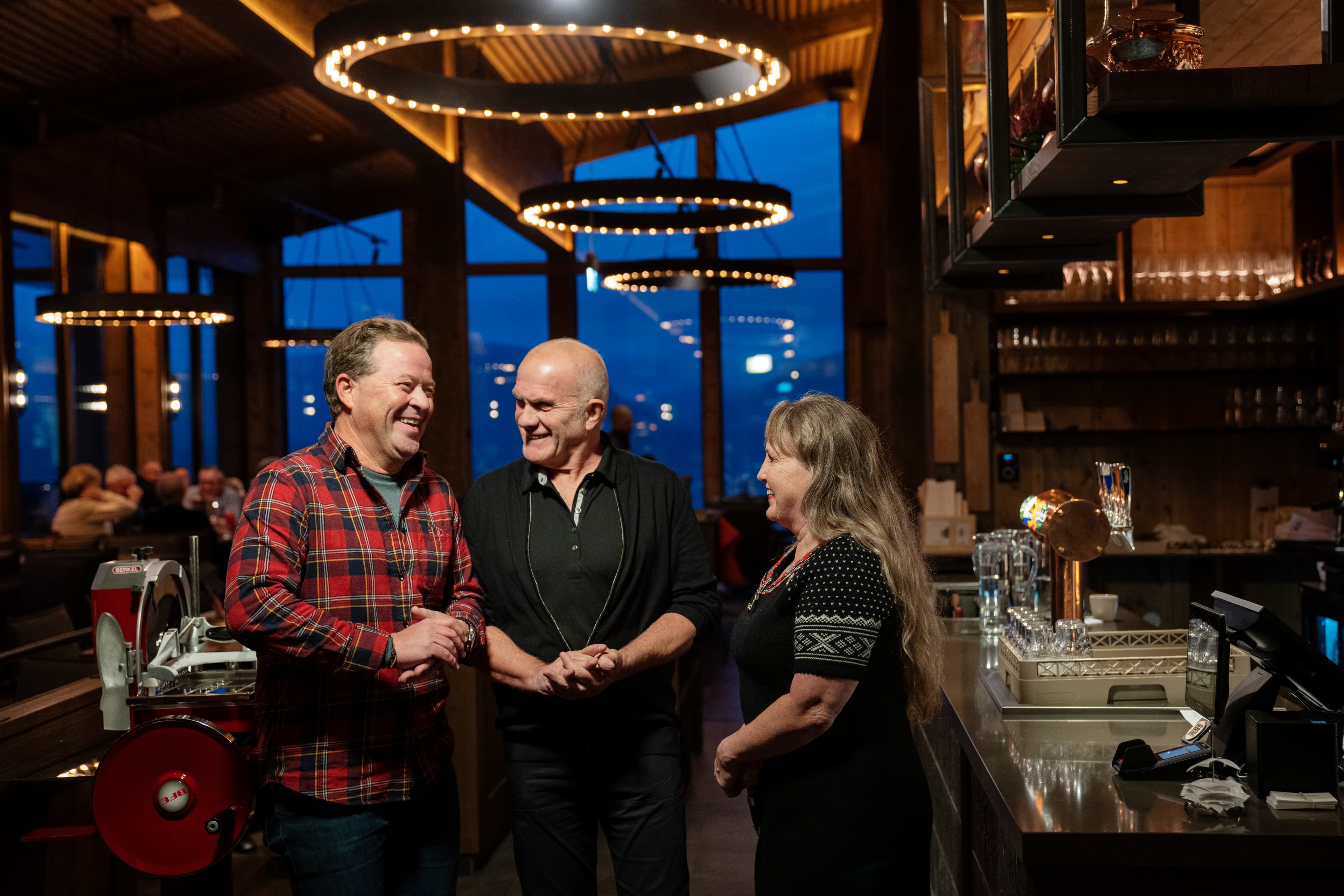 Arne Hjeltnes and owners of Slottet i Sirdal talking in the restaurant