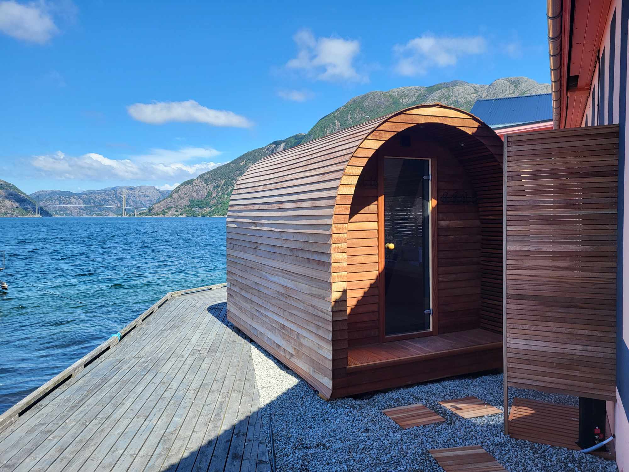 Badstuen på kaien med Lysefjorden i bakgrunnen.