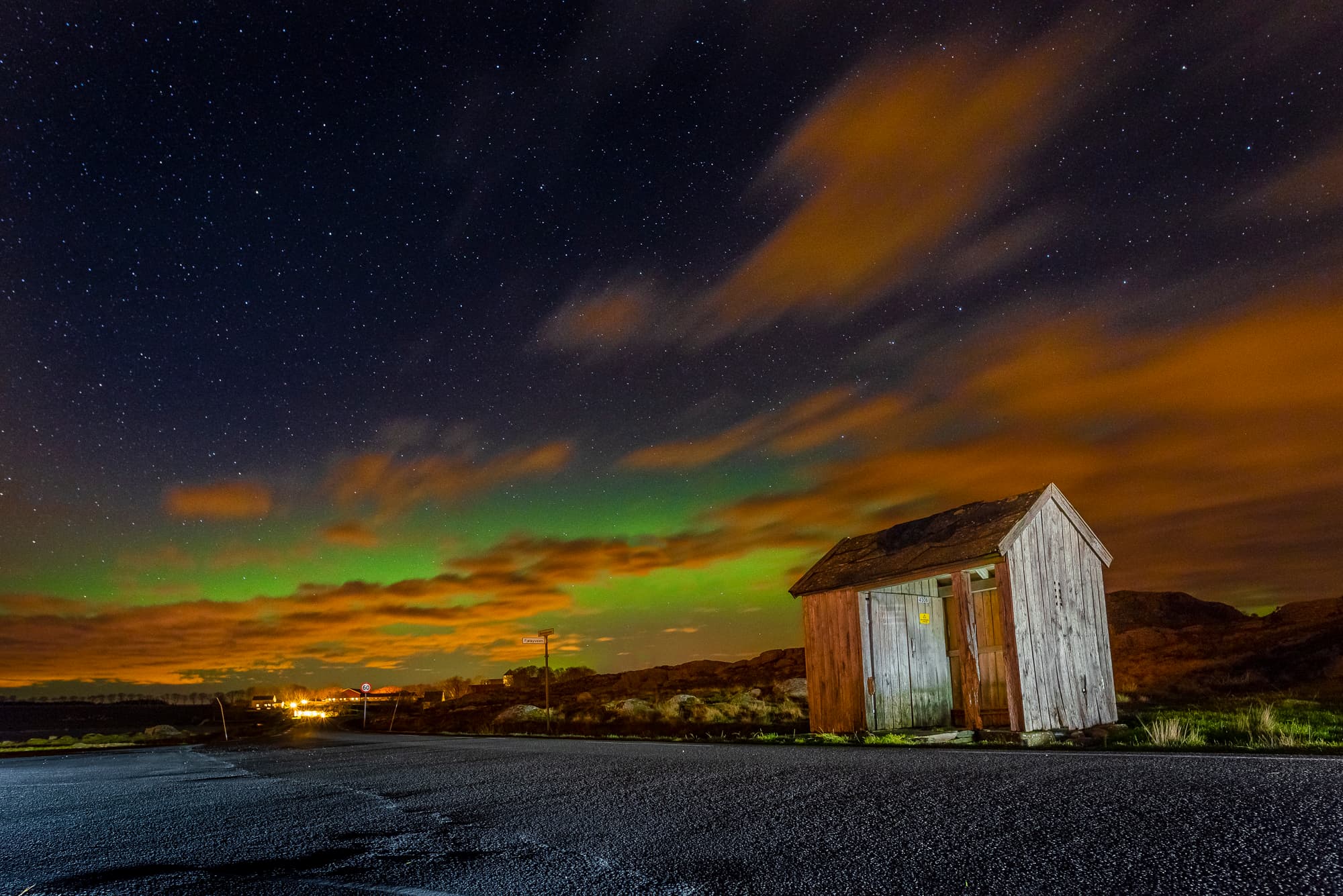 Busstopp natt med fin himmel på Stavangers øyer