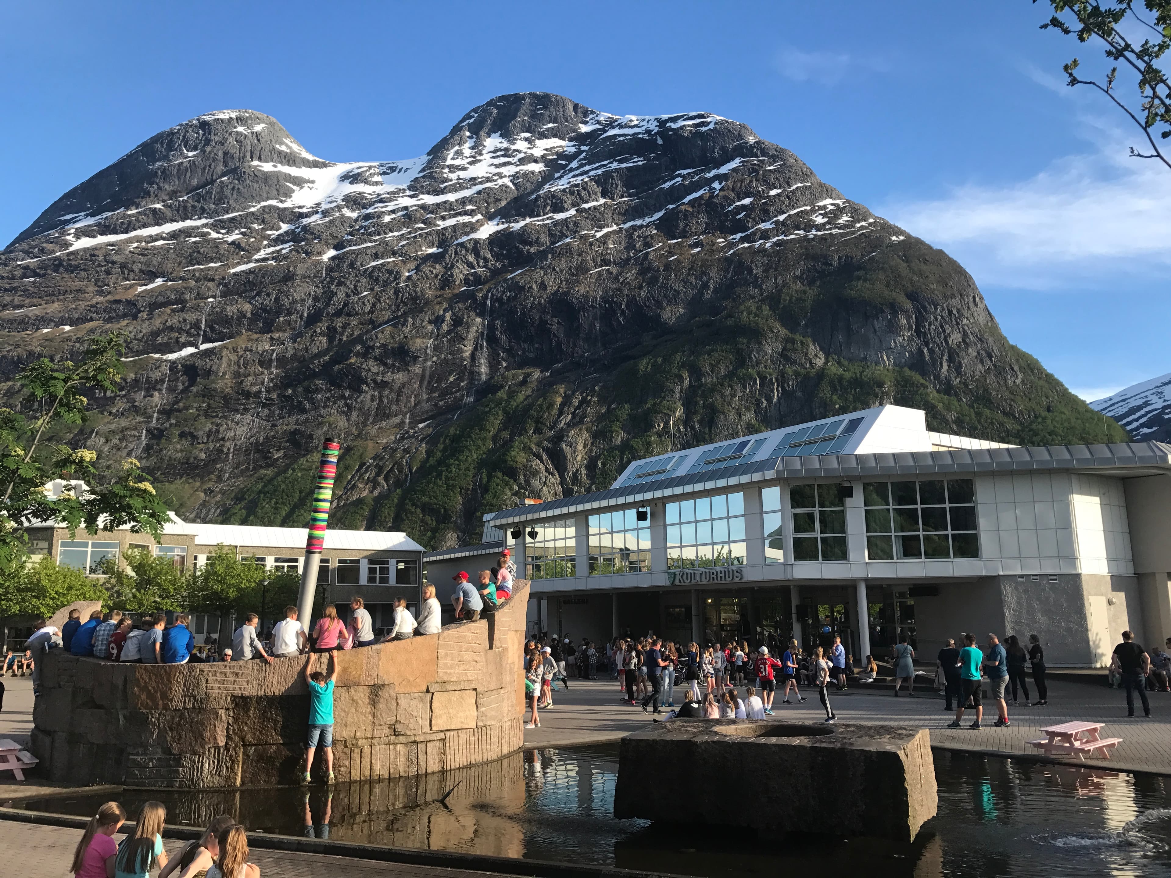 Folkeliv på Øratorget og Sunndal kulturhus