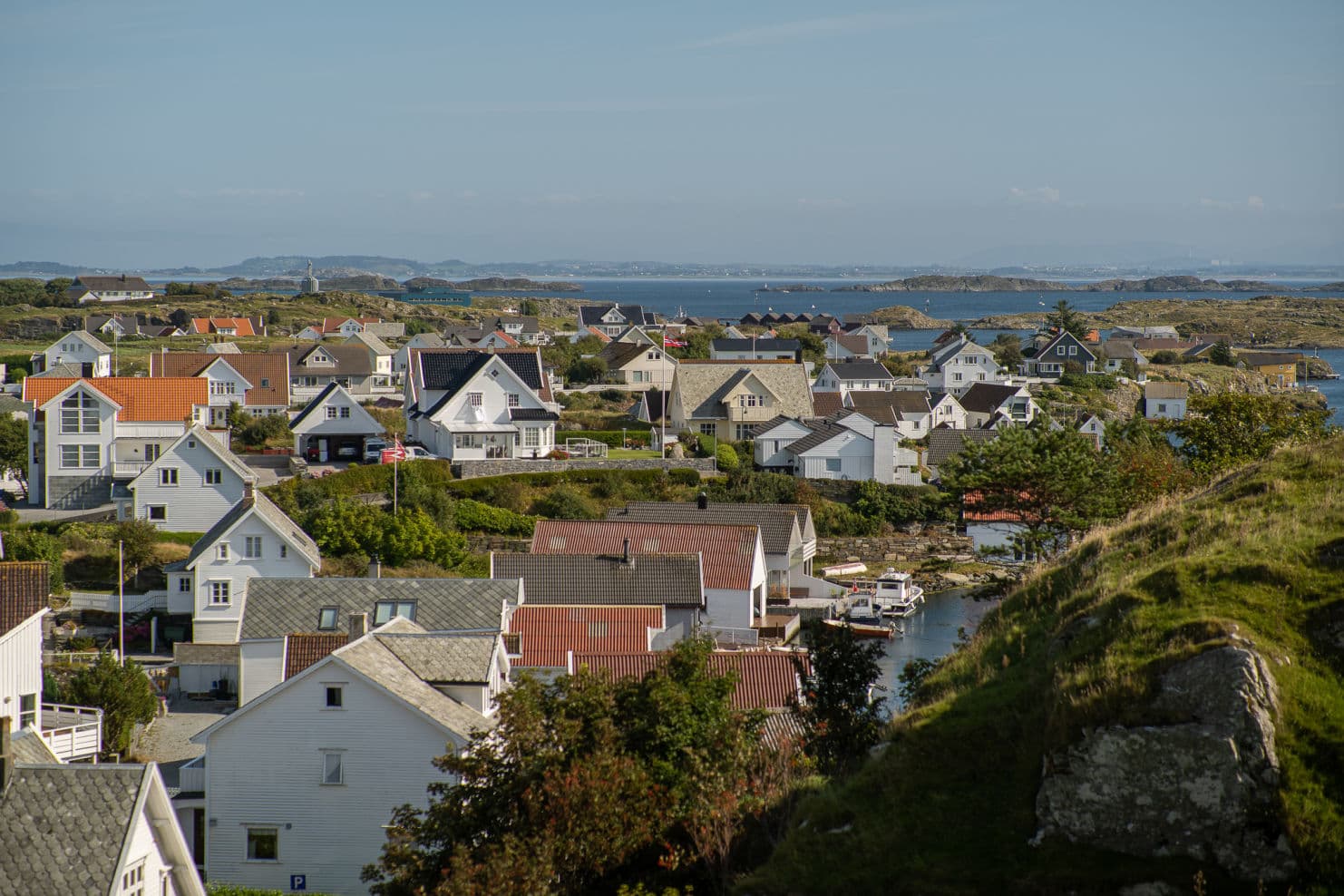 øyliv, en gutt og en mann på vei til å ta på sykkelhjelmer for å sykle