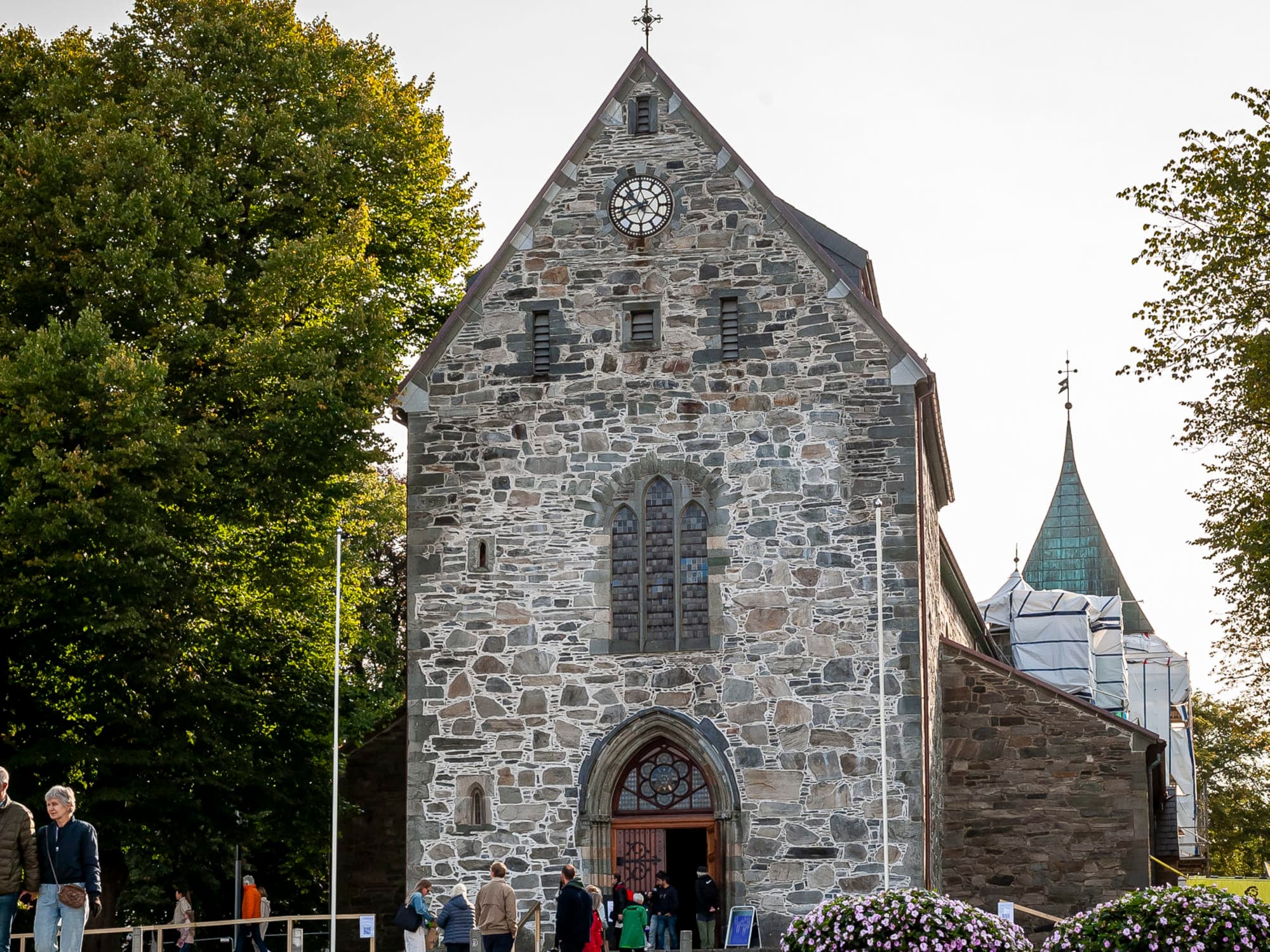 Stavanger domkirke innvendig interiør og glassmaleri