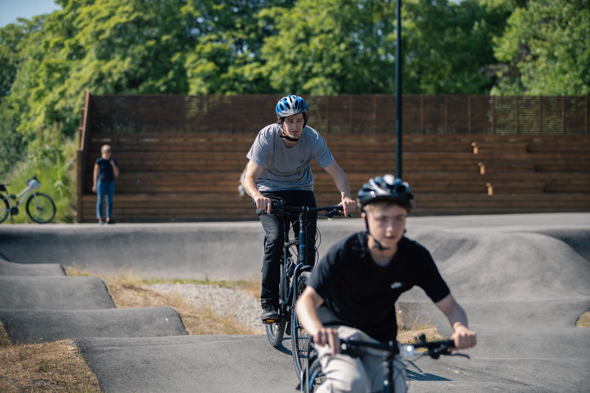 A man and boy on bikes on the Pumptrackbane Sandvedparken
