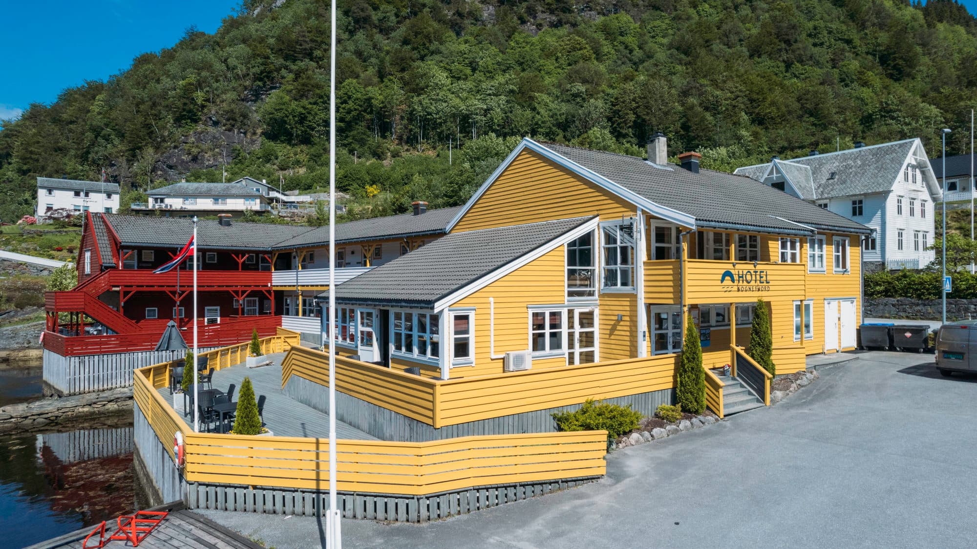 eit hotell i fargen gul, kvit og raud.