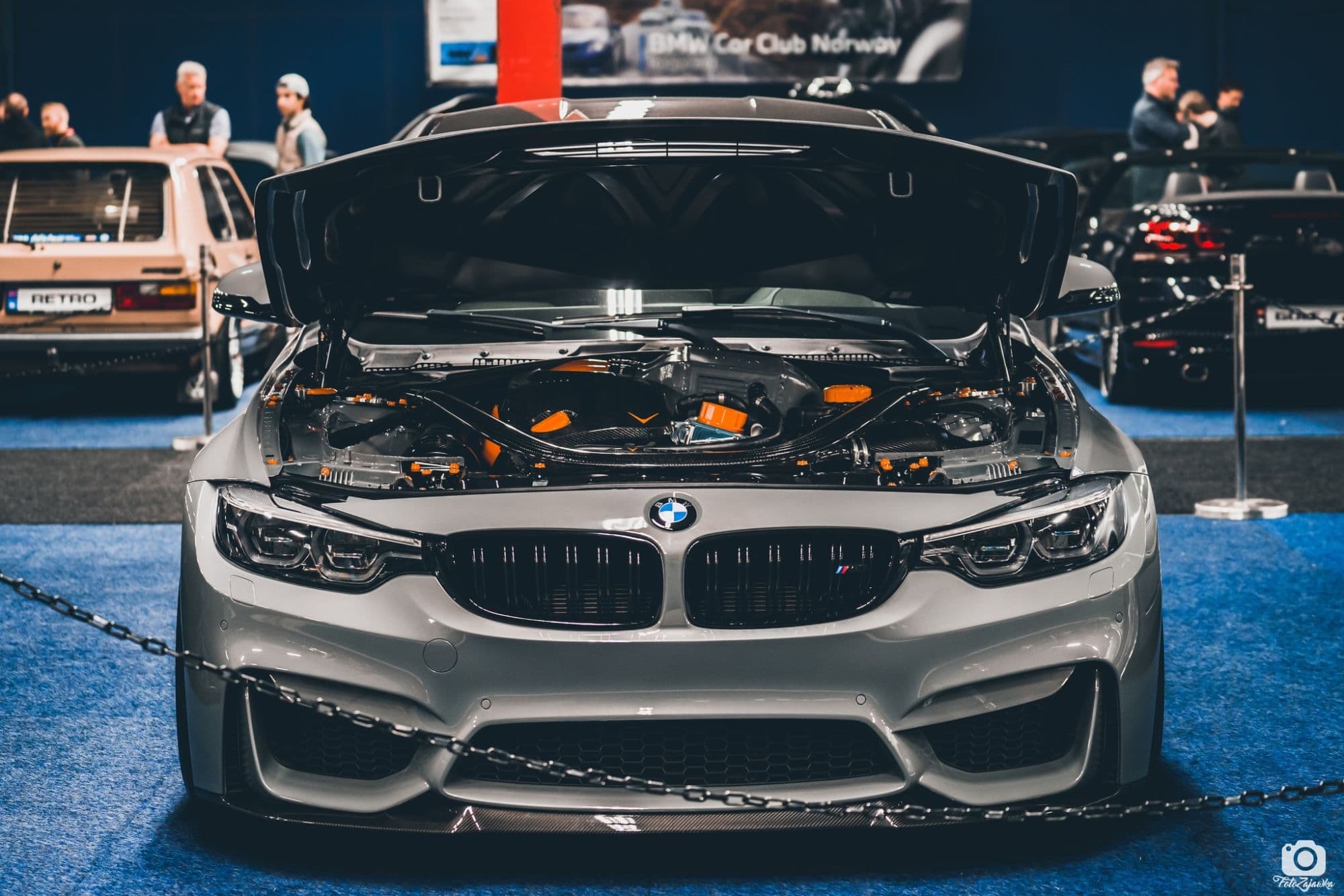 Bil med panseret åpent