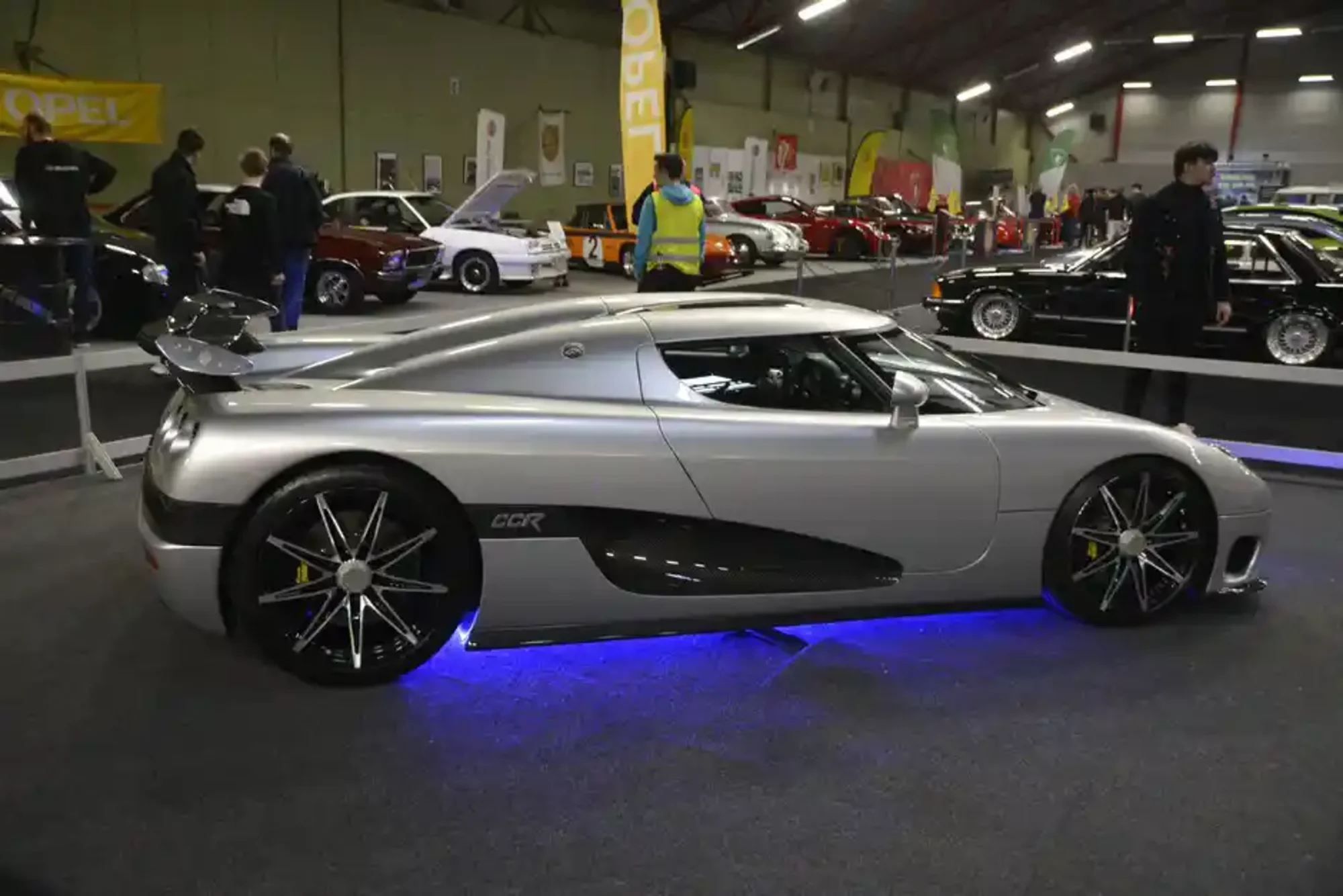 Sølvfarget superbil