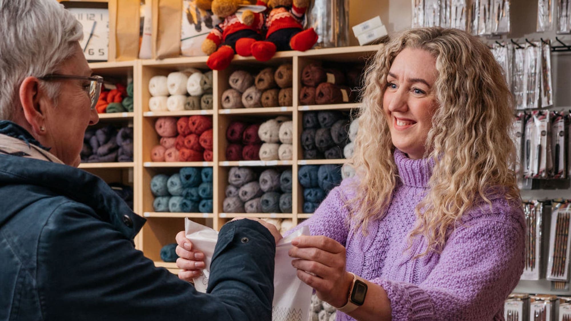 To damer gjør en hyggelig handel hos Garnkroa