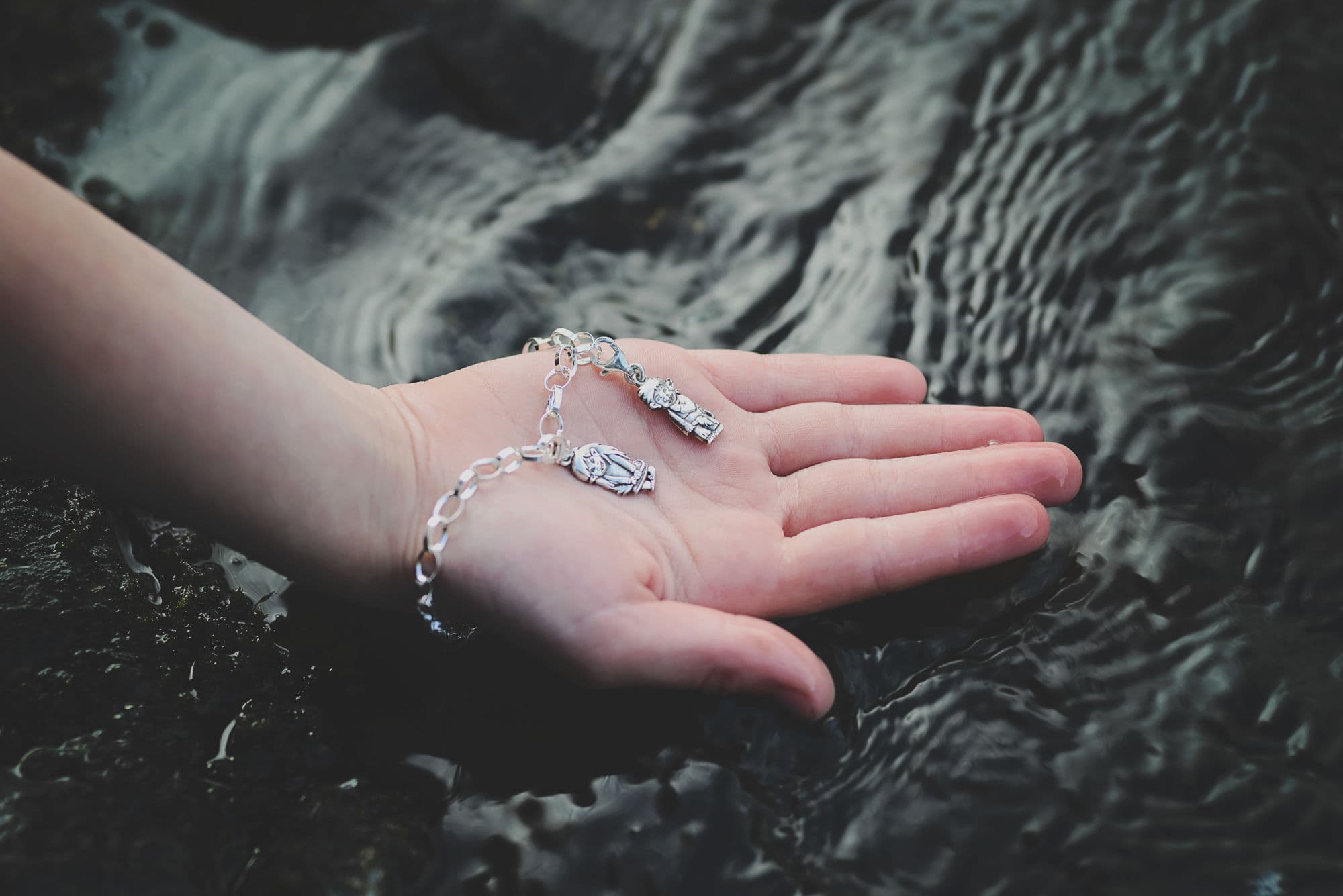 Jewellery from Norwegian jeweller Tone Tandrevold inspired by Norwegian nature and traditions. Hand with bracelet.