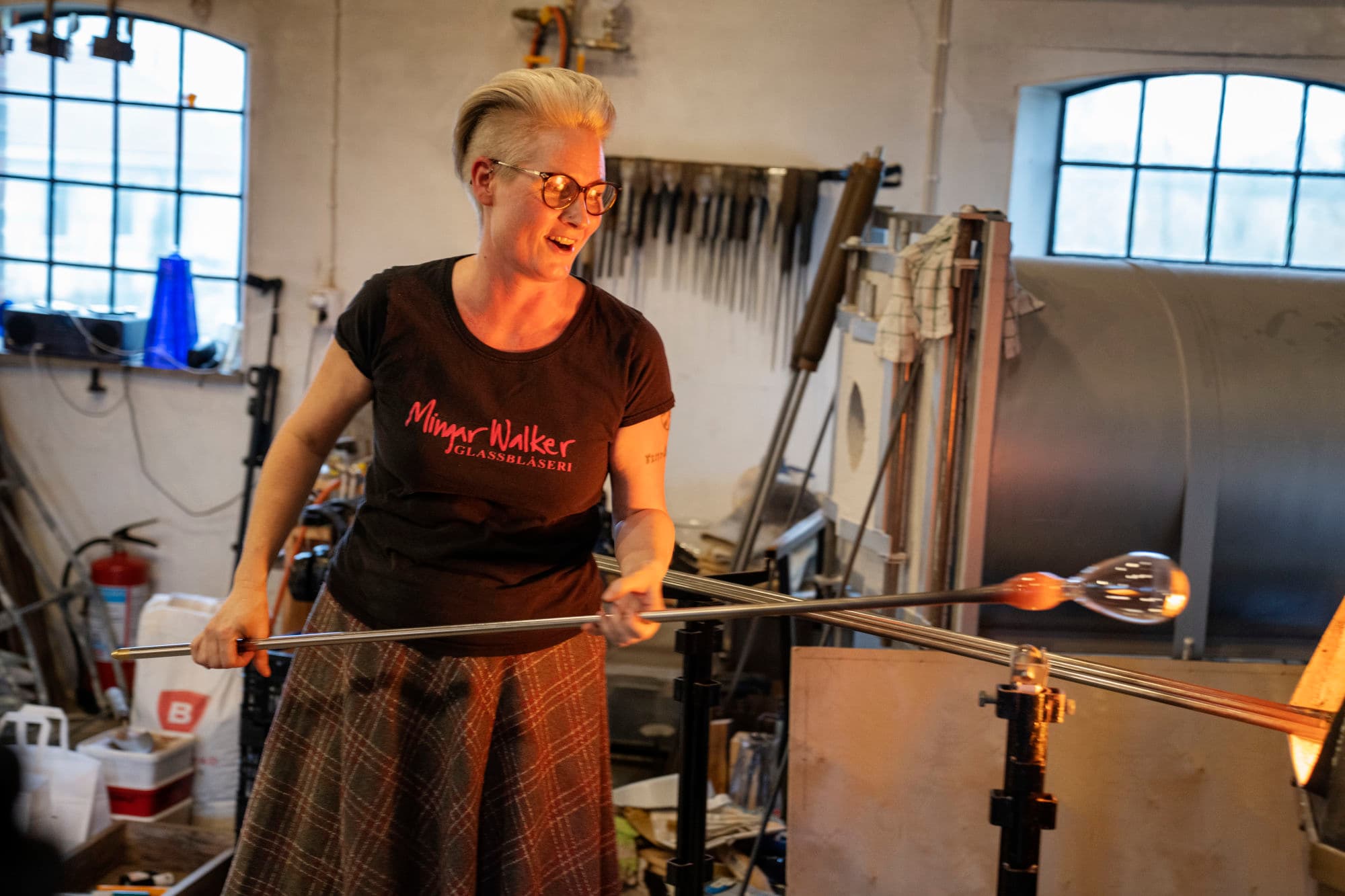 MingarWalker Glassblåseri blowing glass in the glass studio and products on display