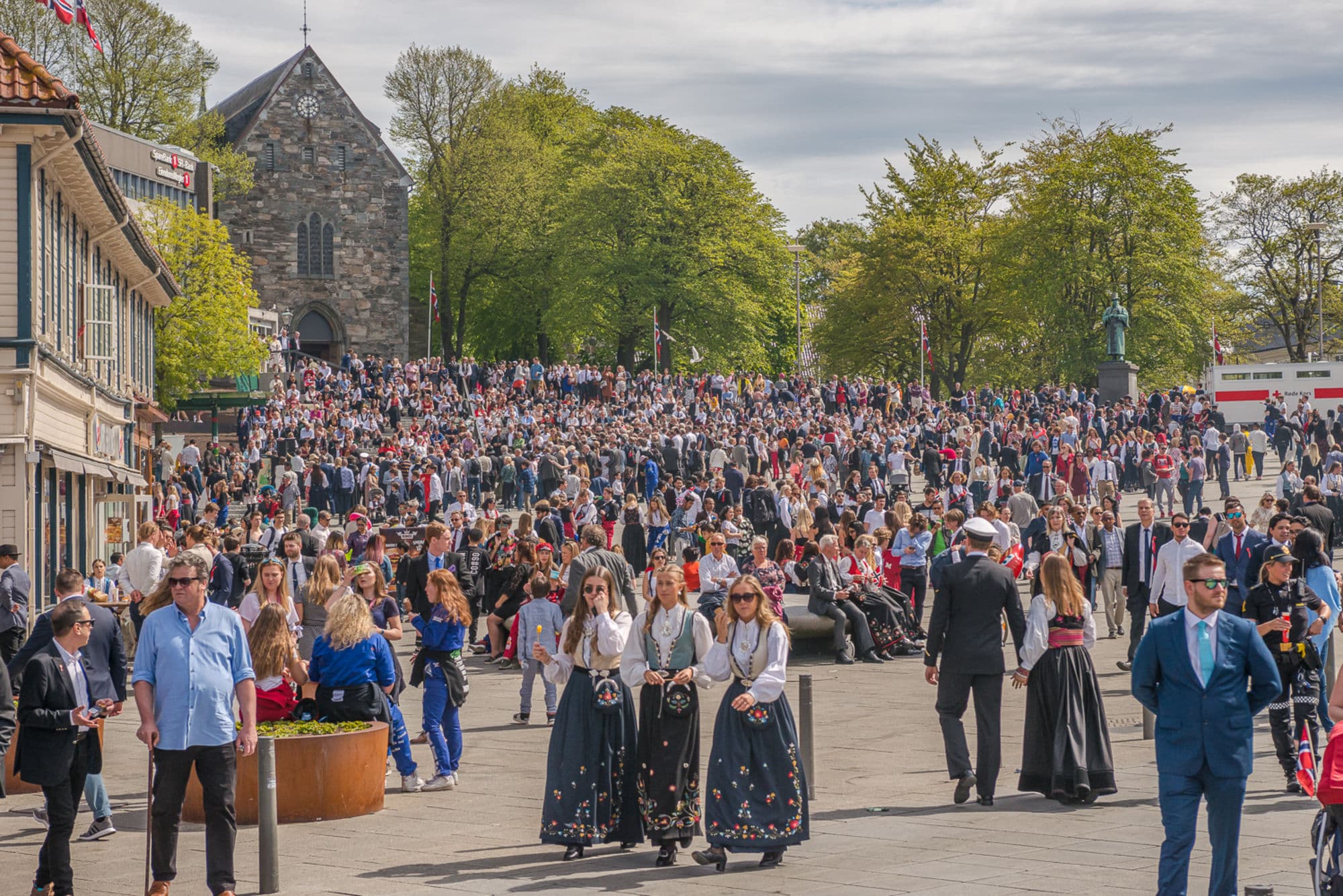 Crowd of people on norwegian national day.