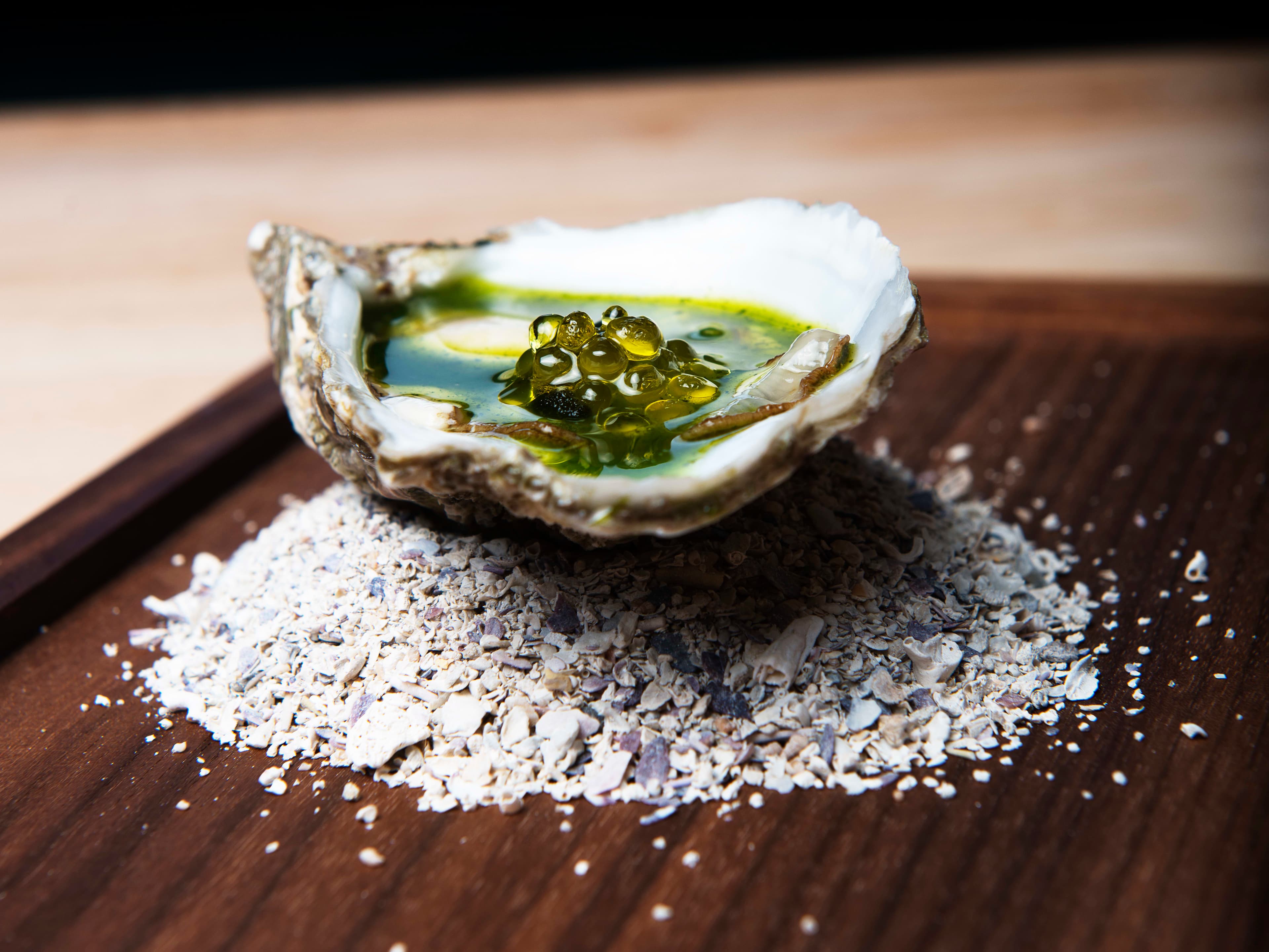 Østers på trefjøl hos Sabi Omakase