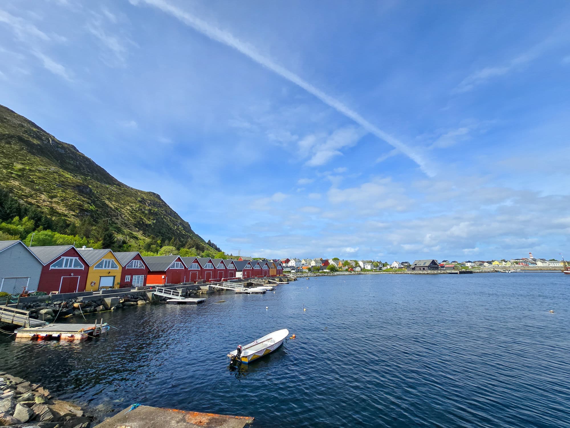 Rorbuene ligg på Alnes tett på storhavet.