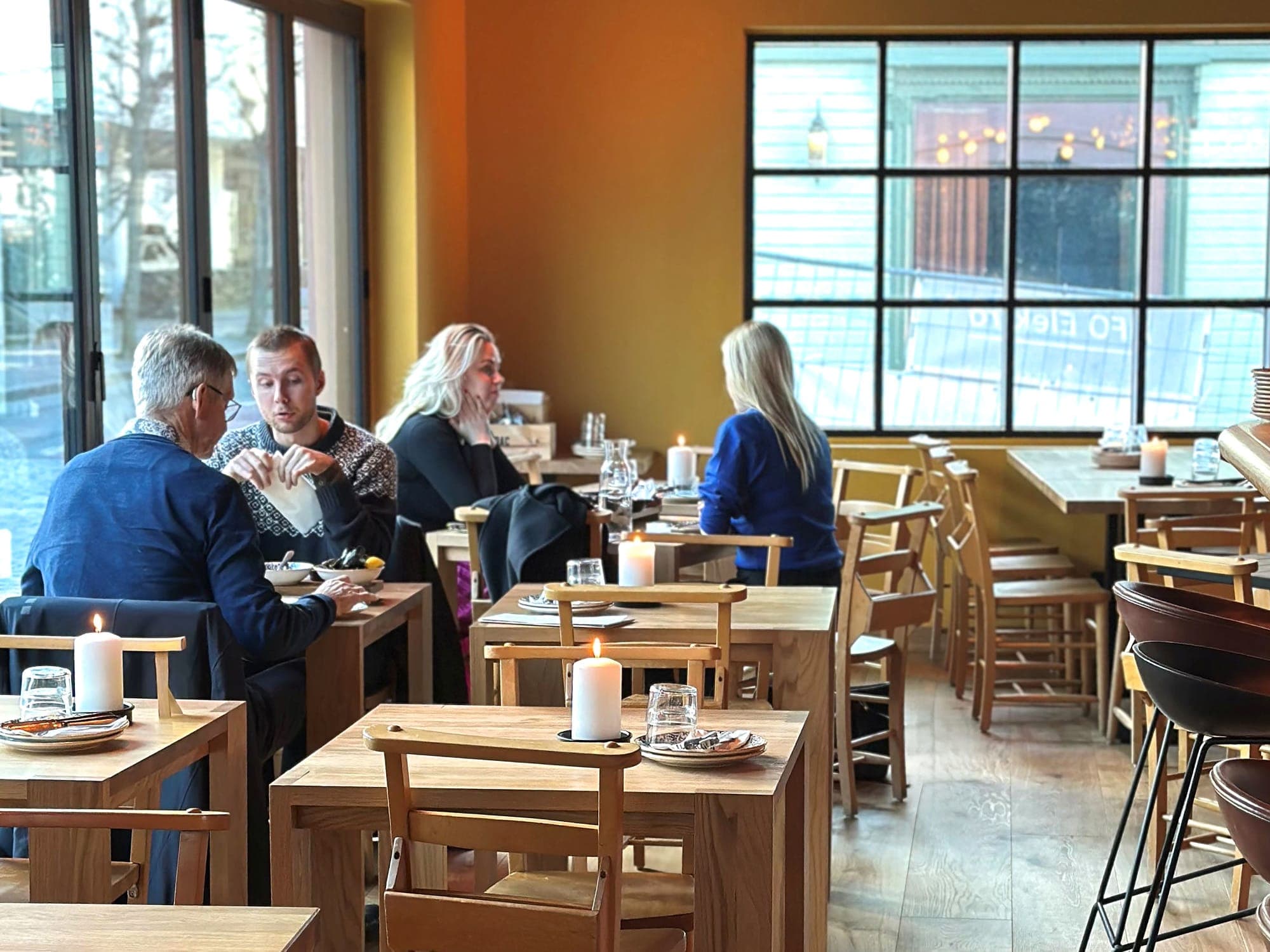 Restaurant exterior and interior with or without guests