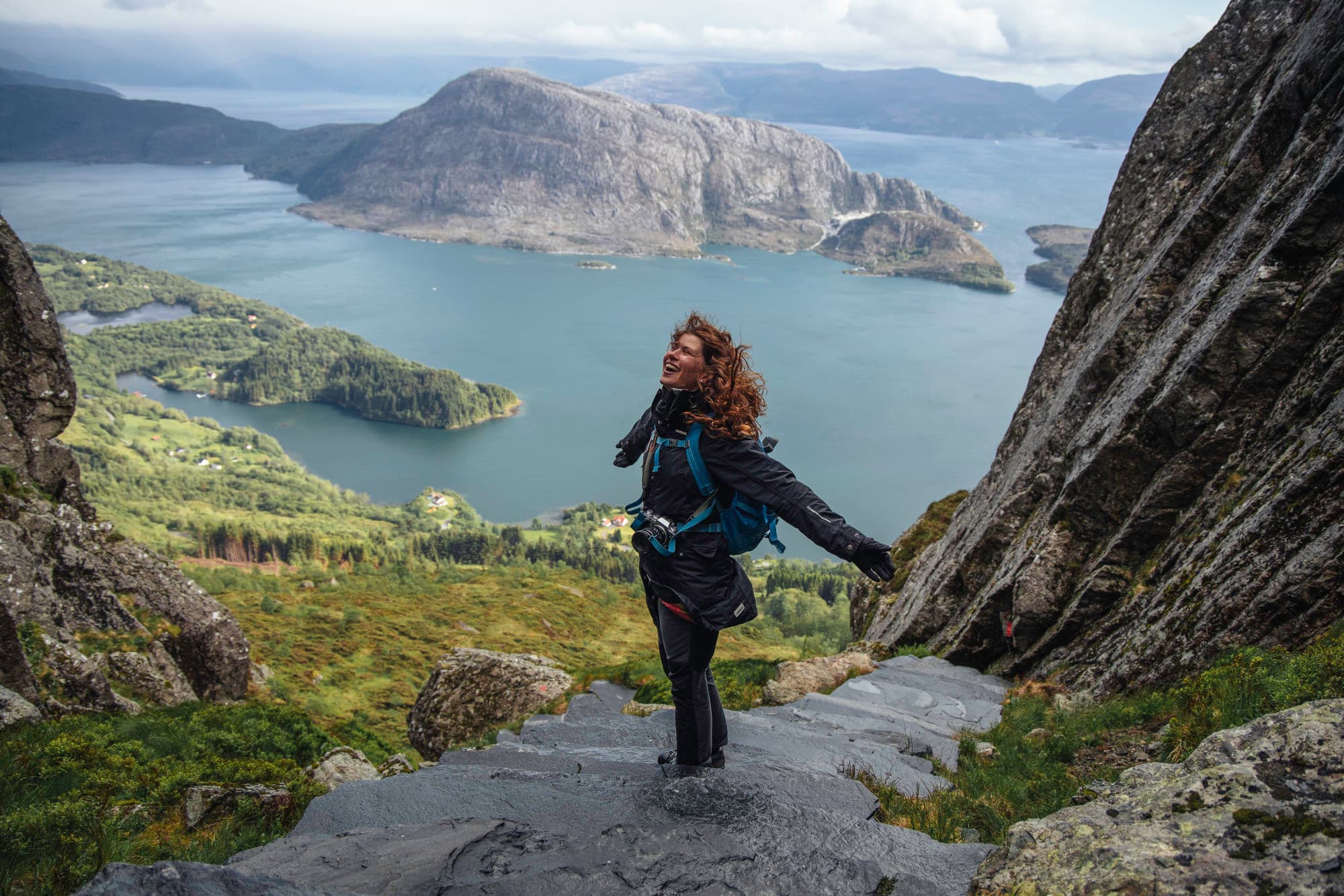 fjelltur til lihesten. ei jente står og smiler med hendene ute