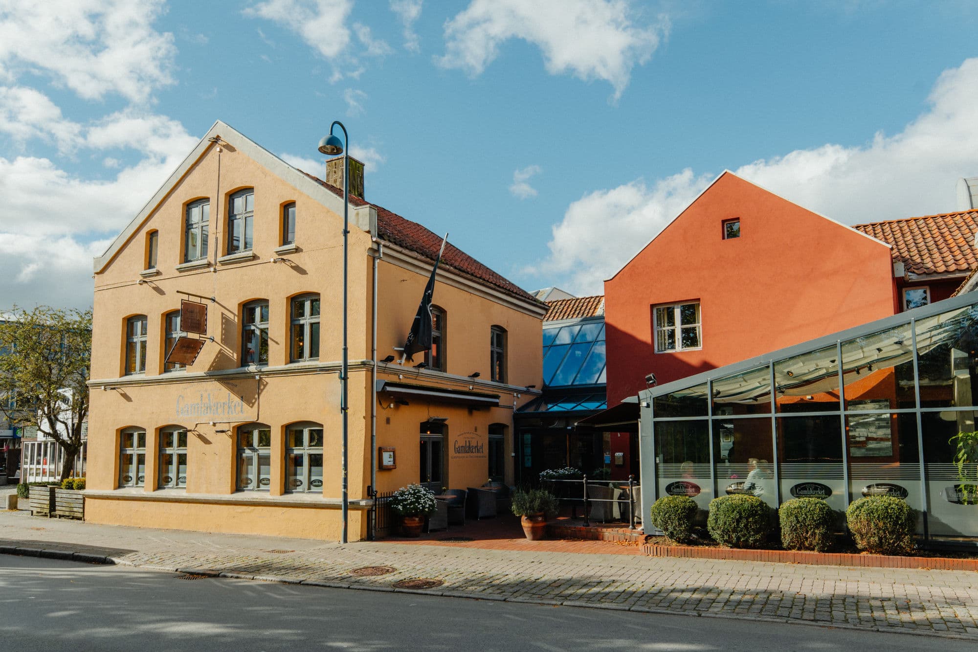 Fasaden til hotellet Gamlaværket. Gult mursteinsbygg.