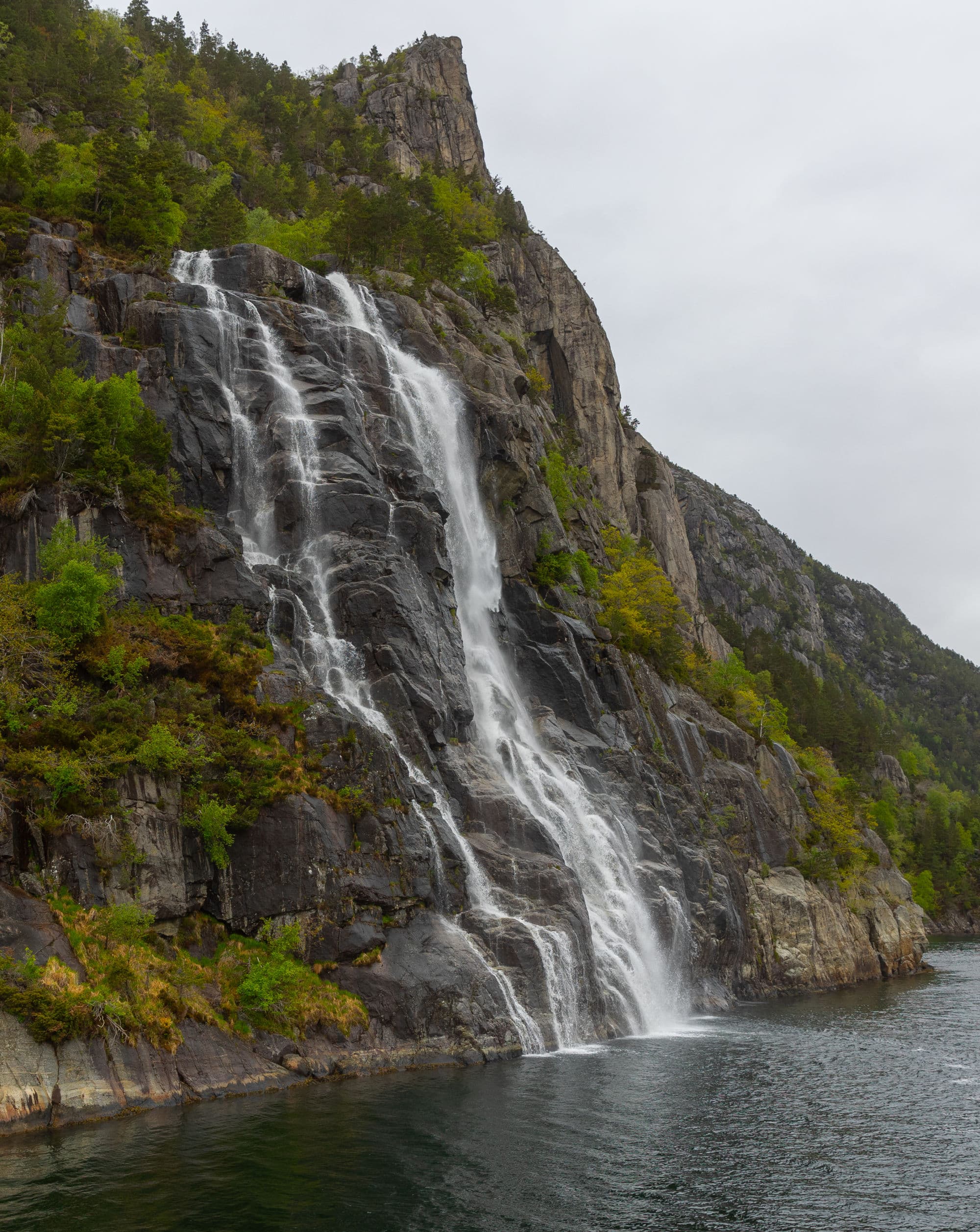 Hengjanefossen waterfall