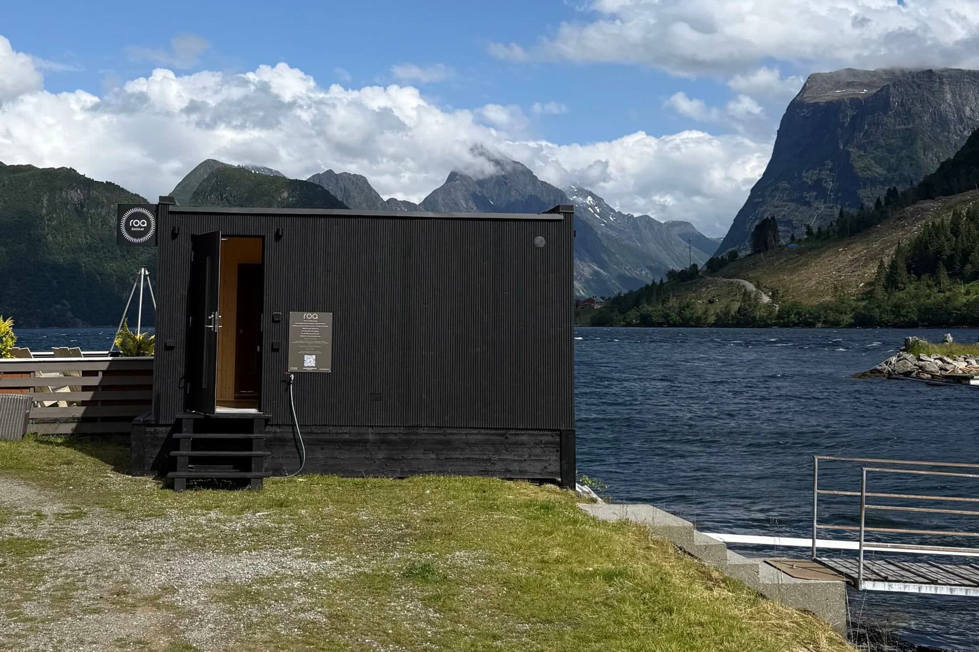 Badstua ligg heilt ved sjøkanten i Hjørundfjorden.