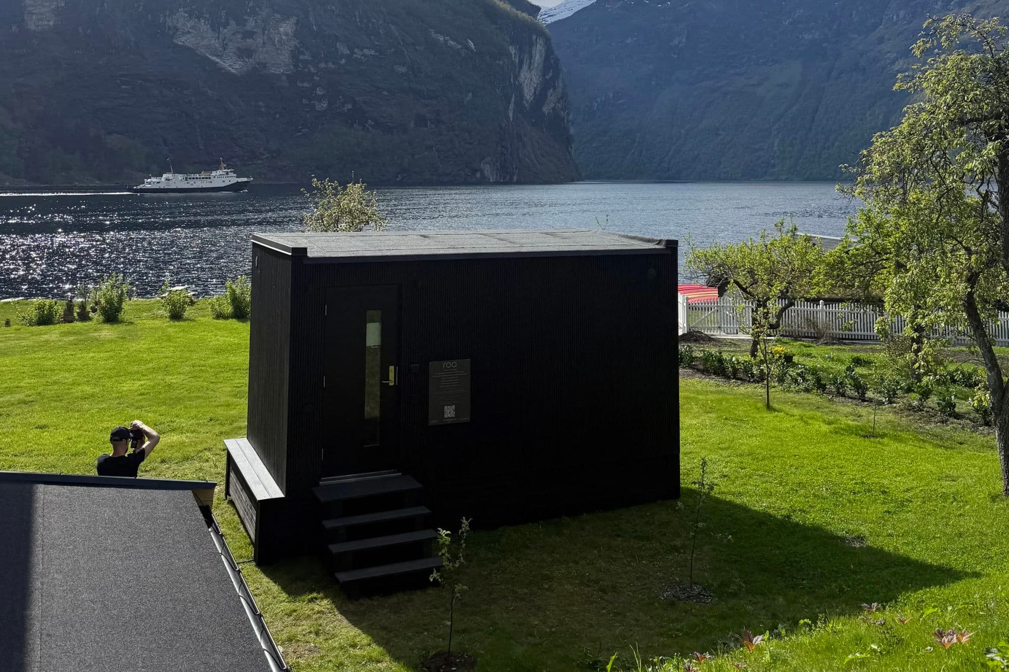 Badstu ved vannkanten i Geirangerfjorden.