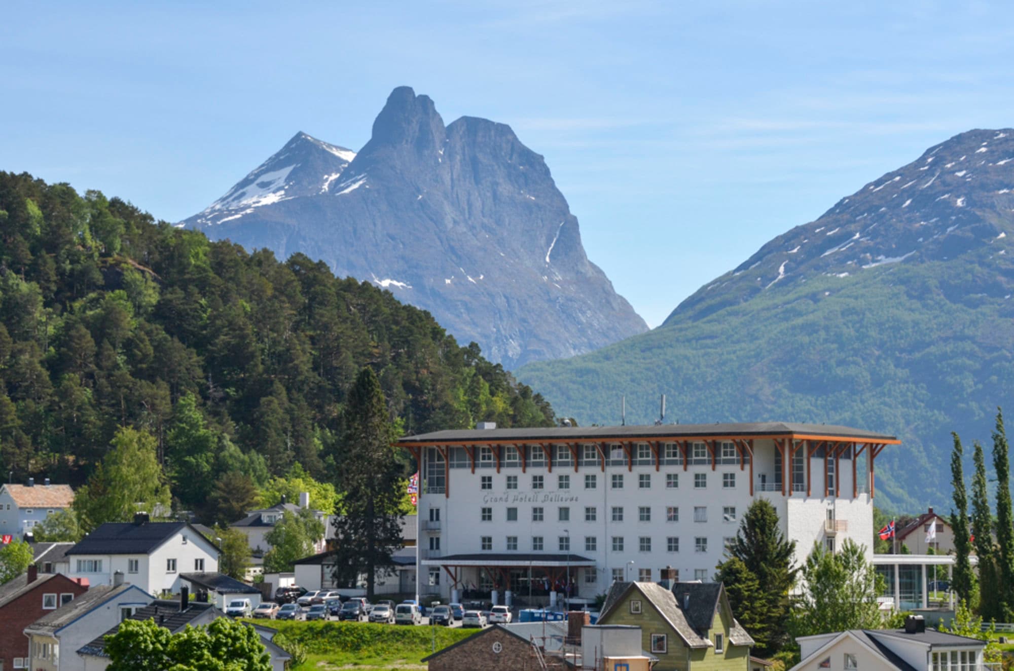 Fasade. Hotellet med Romsdalshorn i bakgrunnen.
