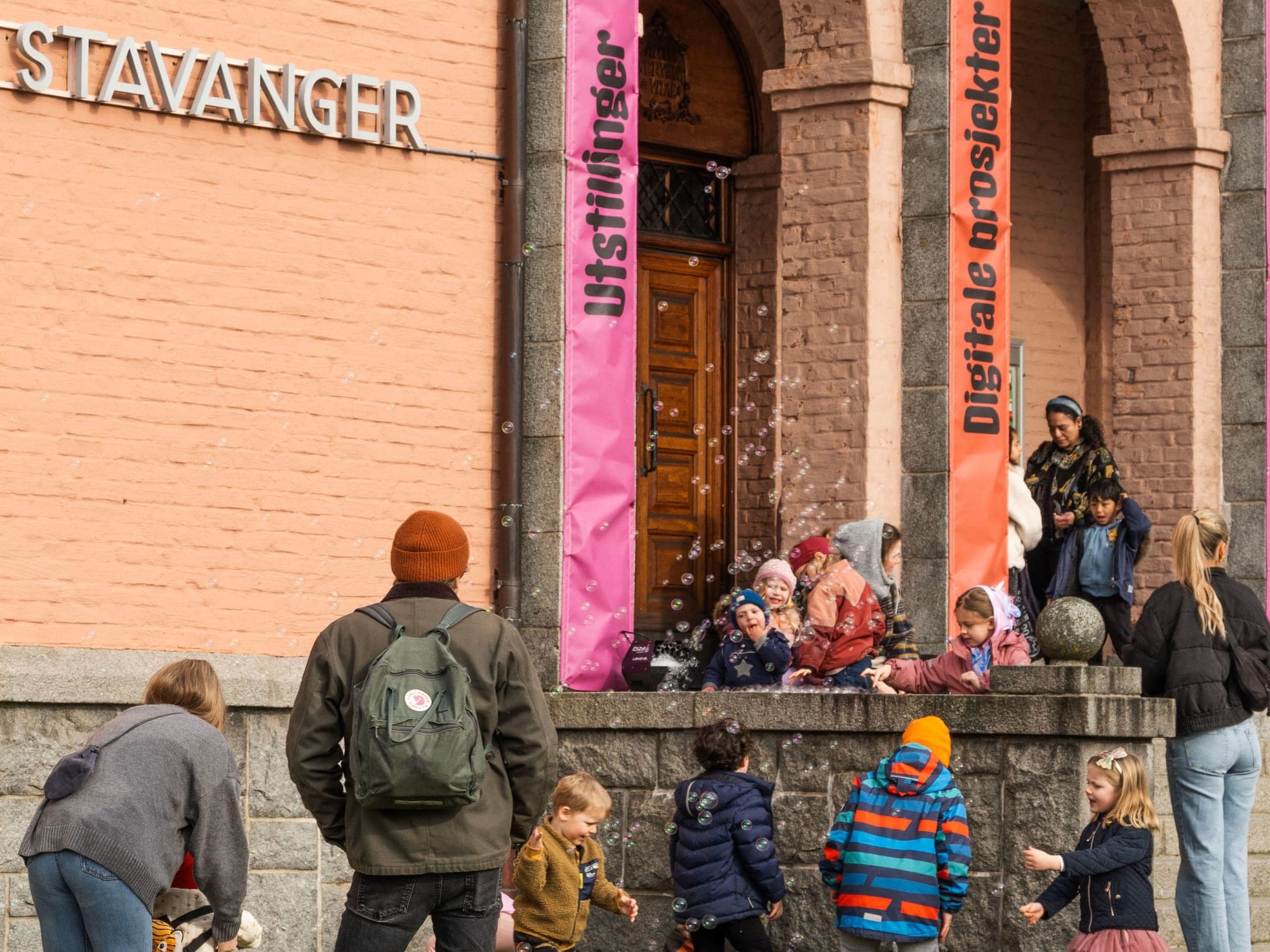 Families in front of the entrance to the Kunsthall Stavanger
