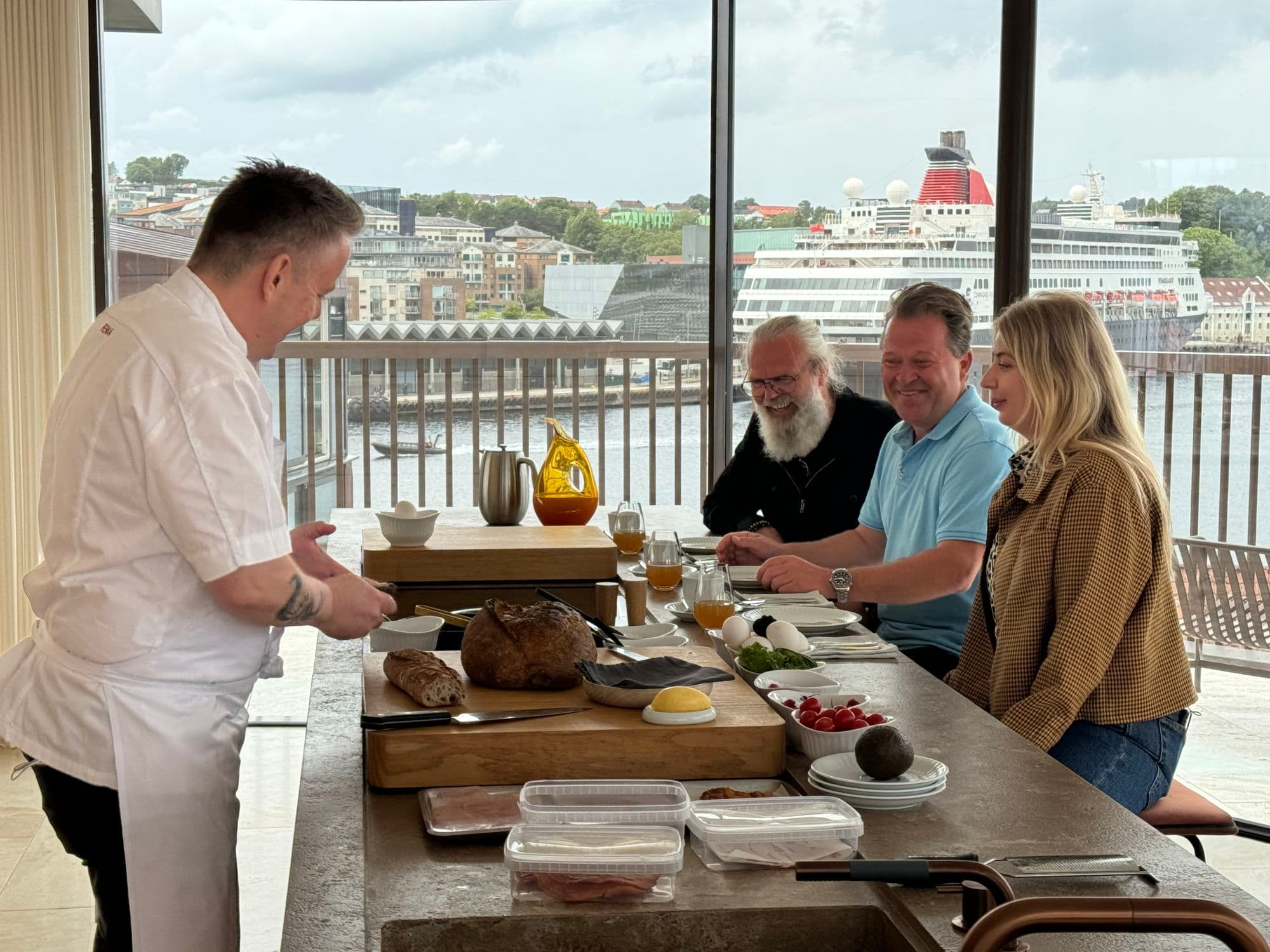 Sven Erik Renaa kokkelerer på Eilert Smith Hotel