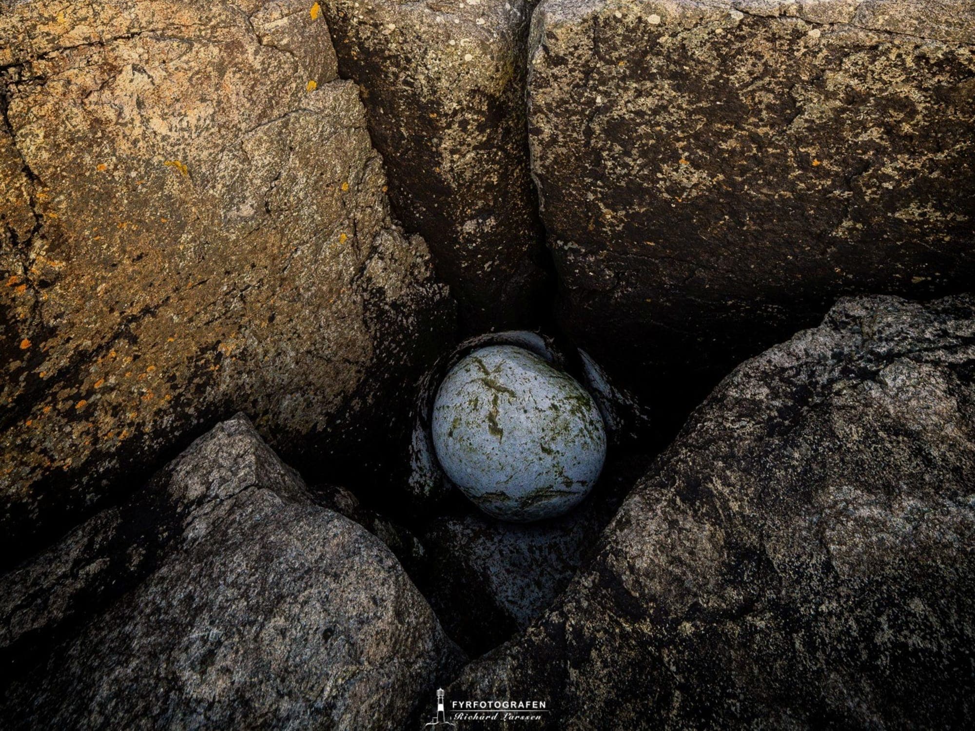 A rock in a pothole looking like a stone egg. Drageegget