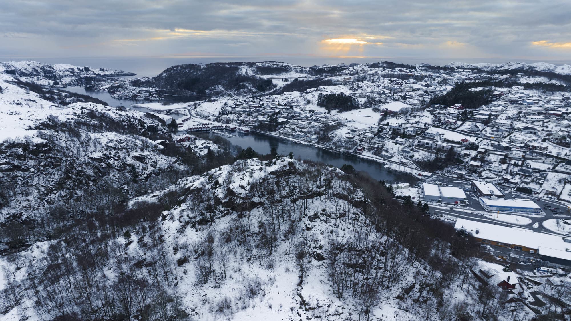 Skåra winter landscape with mountains, lake and sky