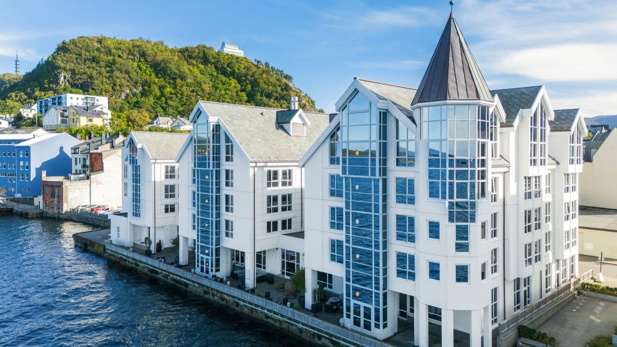 Hotellet med byfjellet Aksla i bakgrunnen.