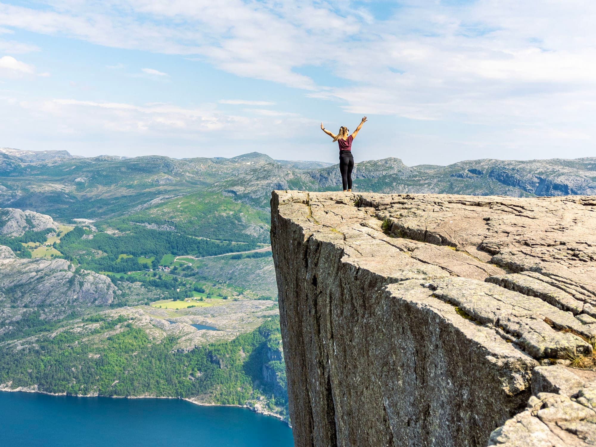 Dame på toppen av Preikestolen