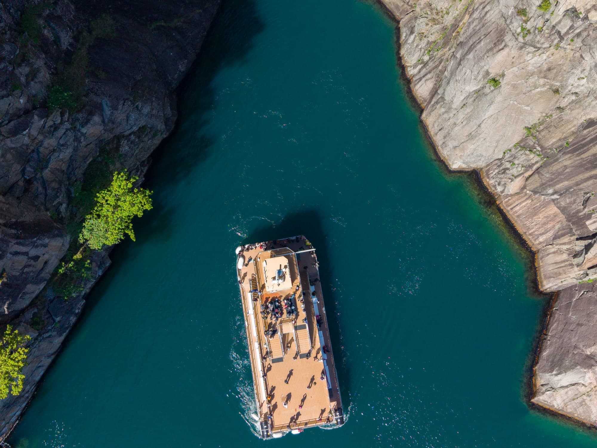 sightseeing boat hybrid