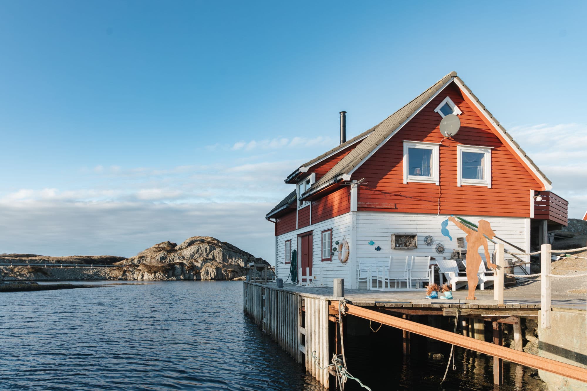 Raud hytte med eiga brygge og terrasse, vakkert plassert heilt ved sjøen. Omgitt av svaberg og kystnatur,med flott utsikt over fjorden og kort veg til båtliv og naturopplevingar.