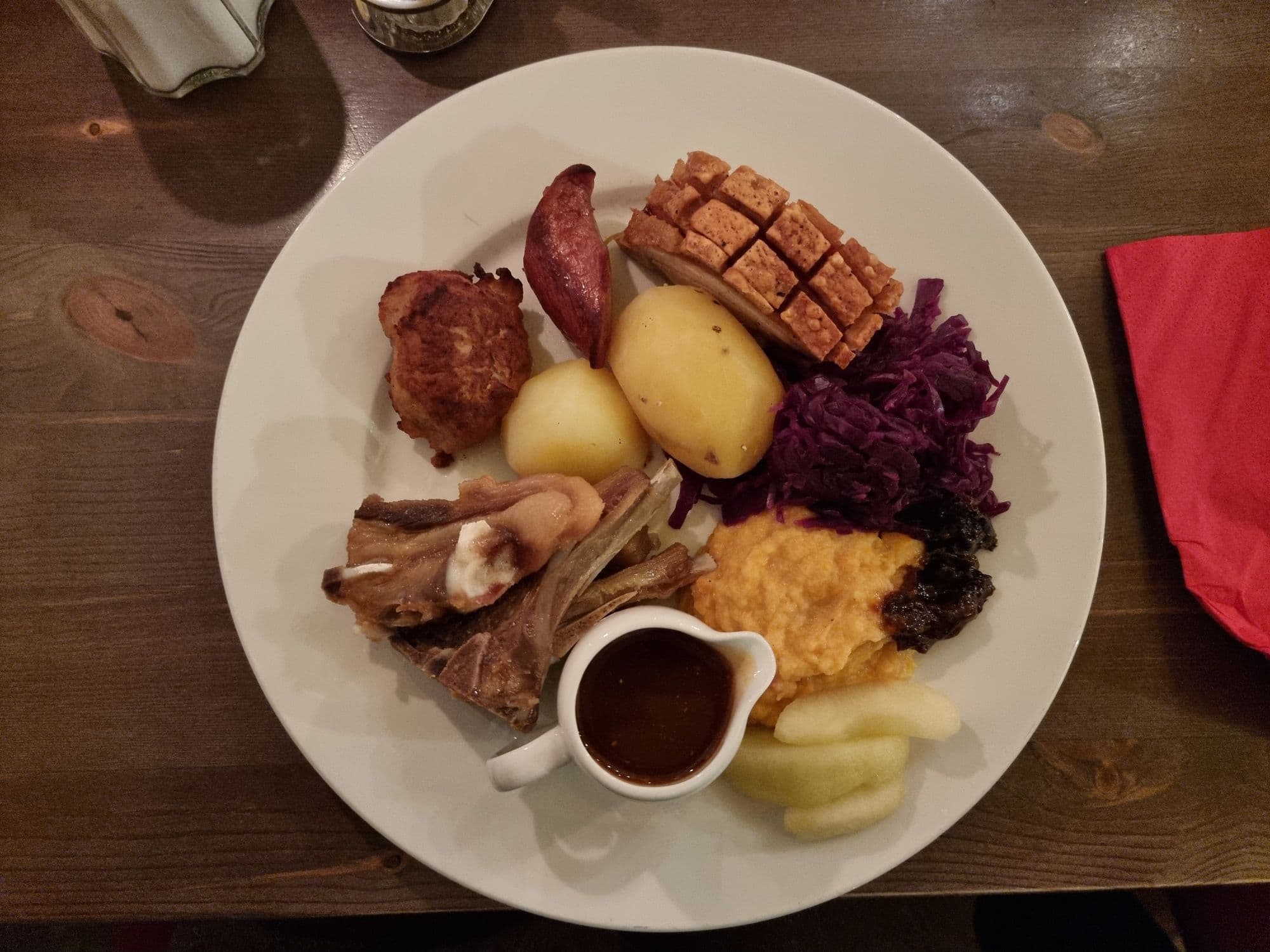 Byrkjedalstunet juletallerken med ribbe og pinnekjøtt