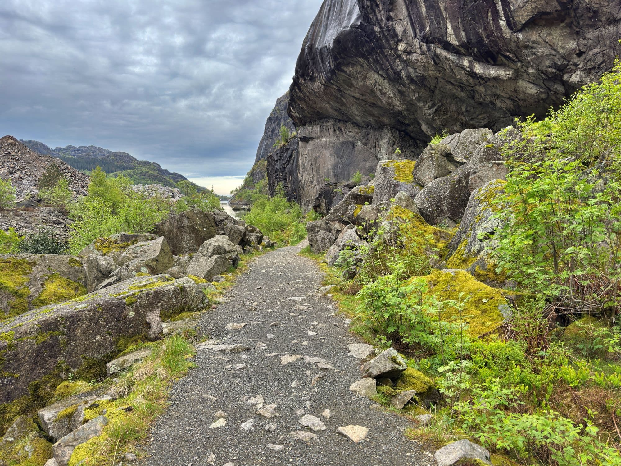 Nature path to and from parking at Helleren