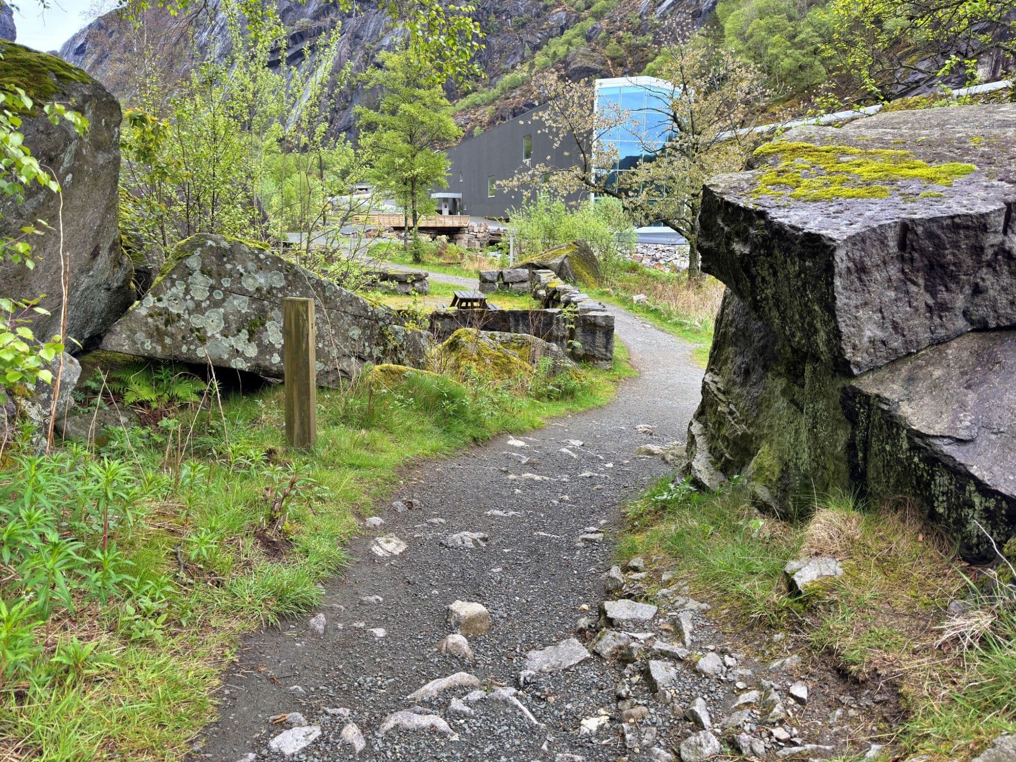Nature path to and from parking at Helleren