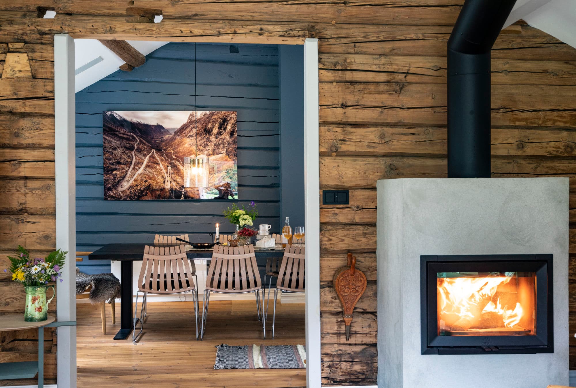 Fyr i peisen og bare tømmervegger i det restaurerte huset på Åndalsnes